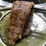 焼肉酒場 肉ノ助 トーキョー - 頃合いを見て食べてみると、柔らかな食感に加えて、スッキリとした舌触りと濃厚なウマさが感じられてこちらもウマウマでした！