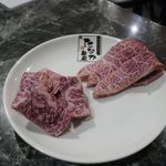 焼肉酒場 肉ノ助 トーキョー - 左から「ミスジ」100円X5、「インサイドスカート」100円X3をチョイス！