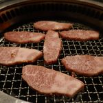 焼肉酒場 肉ノ助 トーキョー - しばし、お肉全体に火を通して仕上げていきます。