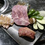 焼肉酒場 肉ノ助 トーキョー - まずは、上から時計回りに「ささみ（牛肉）」、「野菜」、「中落ち」、「豚トロ」がIN！