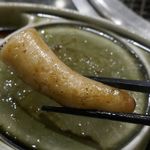 焼肉酒場 肉ノ助 トーキョー - 最後に食べた「ぶたのしっぽ」は、中心部に骨があるので噛み切れませんが、コラーゲンなウマさ満点でハマる旨さによろこんぶ！