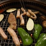 焼肉酒場 肉ノ助 トーキョー - 続けざまに「野菜」などをあわせて「豚トロ」も焼いていきます。