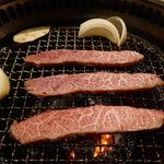焼肉酒場 肉ノ助 トーキョー - 矢継ぎ早に「インサイドスカート」を金網の上へと投下！