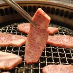 焼肉酒場 肉ノ助 トーキョー - 最初は大きくカットされた「ささみ」を金網の上に乗せて