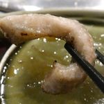 焼肉酒場 肉ノ助 トーキョー - ほどよく変形した「豚トロ」は、ハリのある食感と、脂の旨味と甘味がナイスな美味しさ！