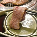 焼肉酒場 肉ノ助 トーキョー - ほどよく火を通した「ささみ」は。柔らかくとろけるような美味しさながらも、後味が想像以上にフレッシュなことに驚き！