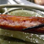 焼肉酒場 肉ノ助 トーキョー - 焼けて裂け始めた「雲仙ポークソーセージ」は、パリッとした歯ざわりに加えて、中のお肉の旨味はメチャ濃厚！