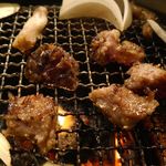 焼肉酒場 肉ノ助 トーキョー - 中まで軽く火が通る位に仕上げていきます。