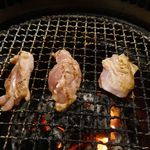 焼肉酒場 肉ノ助 トーキョー - シメなのでしっかーり、しっかーりと金網の上で焼いていきます。