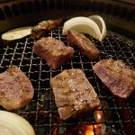 焼肉酒場 肉ノ助 トーキョー - _1370292
      両面が色づいたタイミングでお肉をサクッと箸でつかみ