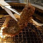 焼肉酒場 肉ノ助 トーキョー - 表面が焼けたタイミングで塊肉をカット！カット！！カット！！！