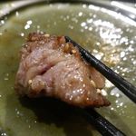 焼肉酒場 肉ノ助 トーキョー - 表面カリッと、中はレアな「中落ち」は、噛みしめるたびにオイリーな脂身のウマさ、ジューシーなお肉のウマさがバランス良く感じられて中々ナイスなウマさでした。