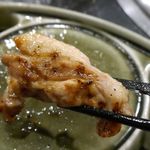 焼肉酒場 肉ノ助 トーキョー - 火が通ったタイミングでトライしてみると、ジューシーに肉汁滴る素直な美味しさに感動！最初から最後までお肉を美味しく完食することができました。