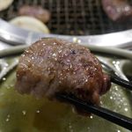 焼肉酒場 肉ノ助 トーキョー - そのままの勢いで食べてみると、お肉が柔らかい上に脂の甘味に満ちあふれてウマさ爆発！