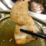 焼肉酒場 肉ノ助 トーキョー - 先に焼きあがった「天草大王」は、ハリが強くてジューシーな上にお肉の旨味もしっかりと感じられてうまい！