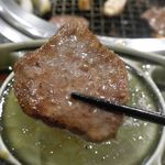 焼肉酒場 肉ノ助 トーキョー - 「三角バラ」は、程よく食感にハリがあって、脂身のオイリーな風味も効いてウマさはなまる！