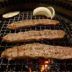 焼肉酒場 肉ノ助 トーキョー - 「インサイドスカート」も、先ほど食べた「ミスジ」同様に両面に火を通し