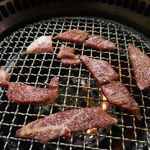 焼肉酒場 肉ノ助 トーキョー - 先に脂身の少ない「赤身」を投下。