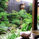 カフェ茶屋 珈夢 - 窓際から見た庭