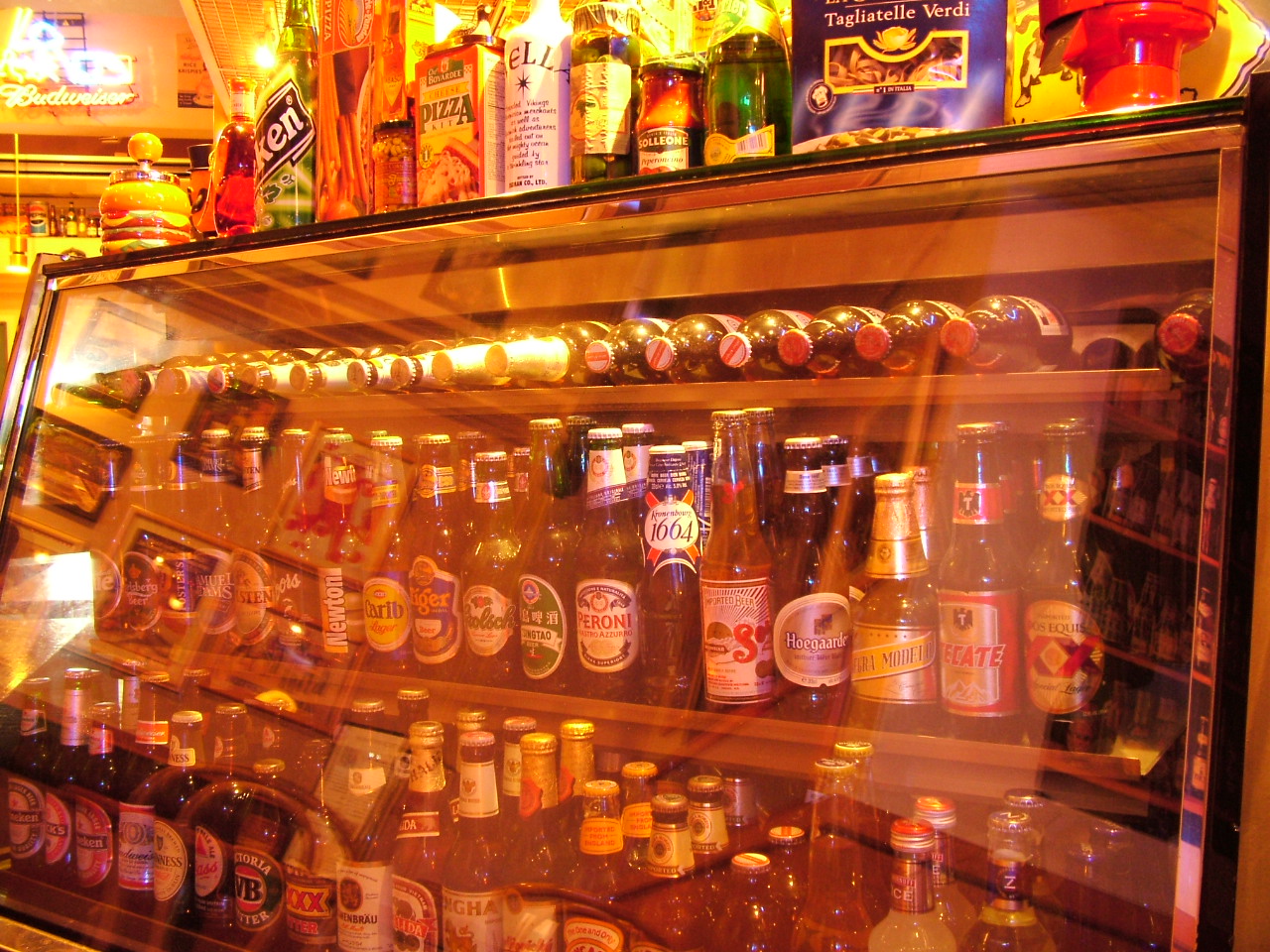スポーツバー 写真 : The 59's Sports Bar & Diner （ザ フィフティーナイン
