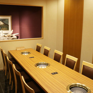 12 people. Room fee (3000 yen) 1000 yen for every 30 minutes of extension. Only accepted by phone.