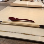 白川 - お盆とお箸。