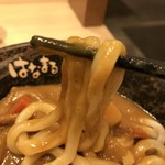 はなまるうどん＋カレー - じゃがいも、にんじん、形が残っていて素朴な味わいです（╹◡╹）
麺との絡み、相性も、大好きです！