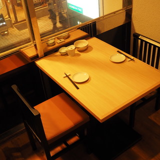 Although there is no door, there are semi-private table seats by the window where you can dine in a relaxed atmosphere.