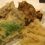 魯忍 - （揚げ物）　　天麩羅　烏賊石専薩摩揚げ、榎木、万願寺唐辛子、舞茸