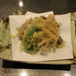 魯忍 - （揚げ物）　　天麩羅　烏賊石専薩摩揚げ、榎木、万願寺唐辛子、舞茸