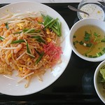 タイレストラン - ﾗﾝﾁ  パッタイセット   ｽｰﾌﾟ,ｻﾗﾀﾞ,ﾃﾞｻﾞｰﾄ付き 2018 2/27