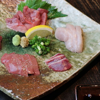 宮崎から空輸！新鮮な鶏肉は“とりさし盛り合わせ”でどうぞ◎