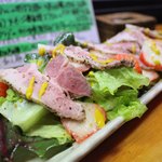 鉄板28号 - 【苺と豚モモ肉のサラダ】880円
            当然これも3人前が提供される。
            左に1人、右に2人の女性が座ってくれた。
            ワインを奢って その気にさせ 巻き込んだ。