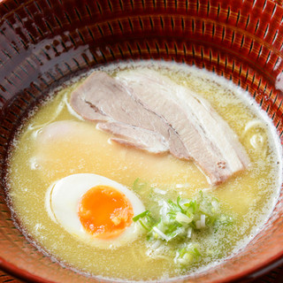 [Chicken bone ramen] that brings out the flavor of Hakata local chicken◎