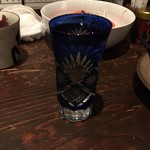 炭火焼専門食処 白銀屋 - 江戸切子グラスに山梨『七賢』