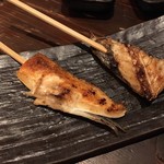 炭火焼専門食処 白銀屋 - サーモンハラス串と鯛串