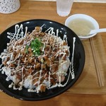 ごはん泥棒 - サービスメニュー 鶏チャーシュー丼 特盛