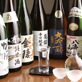 ドリンクは自慢の品揃え。日本各地の《日本酒・地酒》をご用意