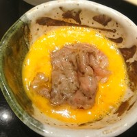 焼肉専科 肉の切り方 日本橋本店 - 溶き卵に入れる