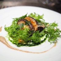レストラン リューズ - 　新潟魚沼産 八色椎茸をタルト仕立てに ラルドの薄いベールで覆って