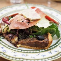 ポワン ドゥ デパー - キャラメリゼした有機玉ねぎのタルト　食いしん坊のサラダ添え