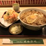 味奈登庵 - かけそば 大盛り＋かき揚げ天ぷら＋玉子♡  
      ま、形而上の月見そばですね