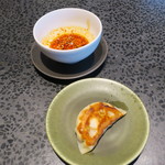イチリン ハナレ - 餃子 よだれ鶏のタレを付けて1