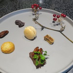 イチリン ハナレ - お菓子：杏仁のマカロン 杏仁のクッキー 生姜の生キャラメル 山椒のガトーショコラ レーズン イチジク ピーカンナッツの飴炊き