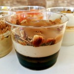 成城石井 - 2位 自家製キャラメルとアーモンドのコーヒーパフェ✨
たっぷりのスライスアーモンド＆カカオニブに濃いキャラメルソース。下層コーヒーゼリー、中段コーヒービスキュイ、コーヒームース。すごいコーヒーゼリー！