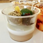 成城石井 - 4位 国産ほうじ茶プリンと栗餡わらび餅の和パルフェ✨
甘栗餡わらび餅、よもぎ餅、さつま芋甘露煮、粒あん、ほうじ茶ムースとミルクプリンの2層