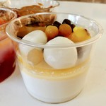 成城石井 - 3位 モーモーチャーチャー
本当は2位タイだけど白玉が苦手^^;
さつまいも甘露煮、赤エンドウ煮豆（塩味、かのこ豆、白玉、滑らか口でとろけるココナッツムース。塩＆甘がGood☆なアジアンデザート