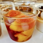 成城石井 - 5位 彩りフルーツのマチェドニア✨
オレンジ グレープフルーツ マンゴー ナタデココ。ベリーとドラゴンフルーツのもちっとゼリー