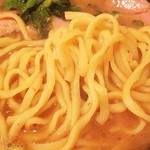 秋葉原ラーメン わいず - 麺は中太の平打ち。