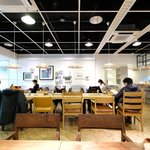 Cafe & Dining ICHI no SAKA - 店内のテーブル席の風景です